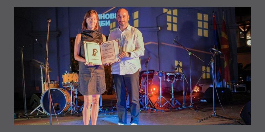 Namita Subiotto s prejetim priznanjem in župan Občine Veles, g. Marko Kolev (foto: veles.gov.mk)